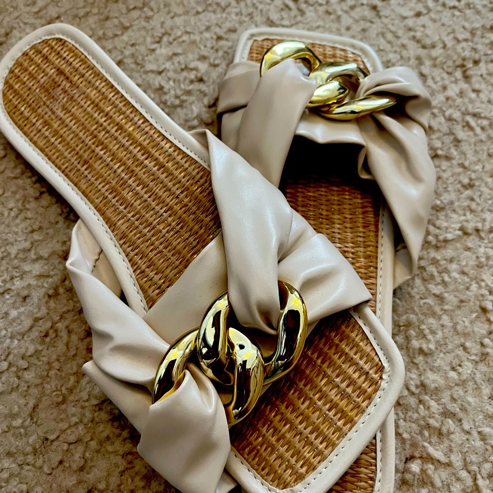 Size 10 flat summer, beach wear or anywhere else.